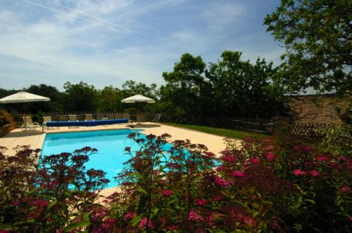Labrousse Villa Sleeps 8 Pool Air Con WiFi : Hebergement proche d'Archignac
