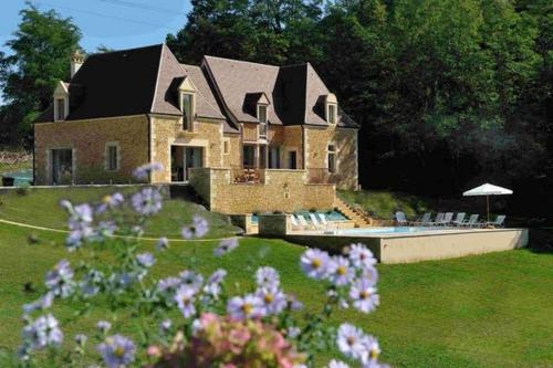Labrousse Villa Sleeps 12 Pool Air Con WiFi : Hebergement proche d'Archignac