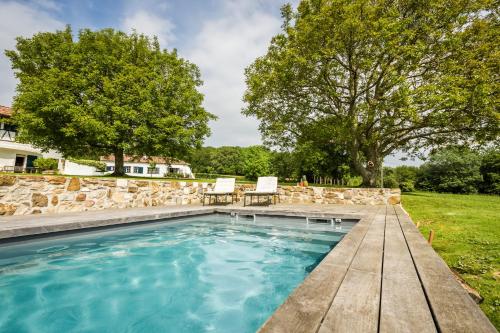 Villefranque Villa Sleeps 4 Pool WiFi : Hebergement proche de Briscous