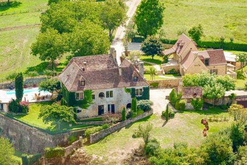 Calviac-en-Perigord Villa Sleeps 22 Pool Air Con : Hebergement proche de Saint-Julien-de-Lampon