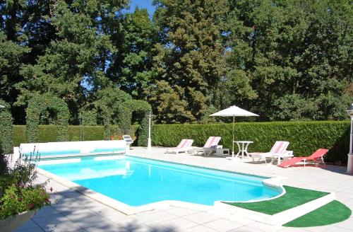 Lencloitre Villa Sleeps 12 Pool WiFi : Hebergement proche d'Aulnay