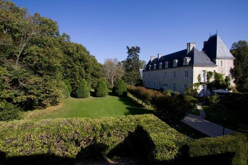 Detilly Villa Sleeps 24 Pool WiFi : Hebergement proche de Beaumont-en-Véron