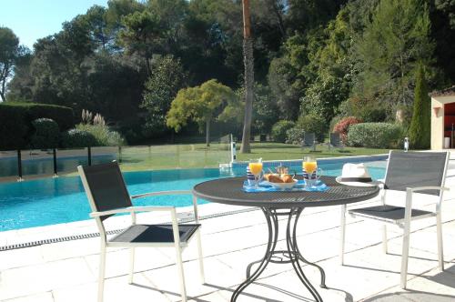 Mougins Villa Sleeps 10 Pool Air Con WiFi : Hebergement proche de Mougins