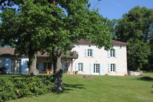 Touffailles Villa Sleeps 8 Pool WiFi : Hebergement proche de Saint-Amans-de-Pellagal