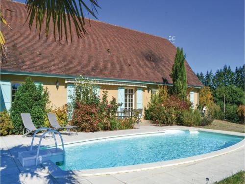 Three-Bedroom Holiday Home in Montignac : Hebergement proche de Valojoulx