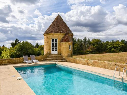 Manoir avec piscine privée : Hebergement proche de Montluçon