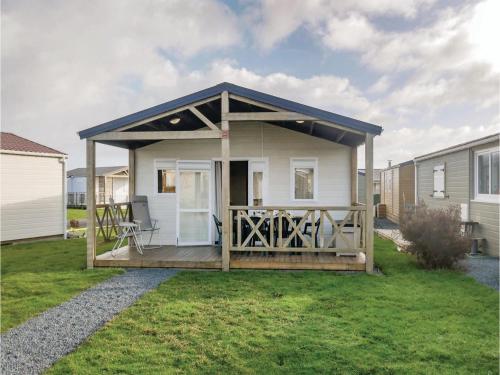 Three-Bedroom Holiday Home in Grandcamp Maisy : Hebergement proche de La Cambe