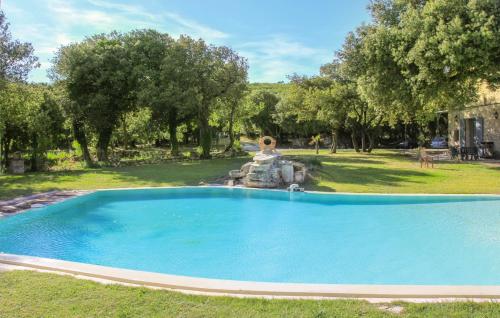 Saint-Restitut Villa Sleeps 18 Pool Air Con WiFi : Hebergement proche de La Garde-Adhémar