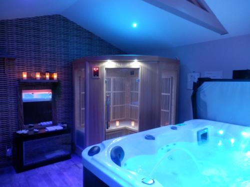 Suite luxe avec sauna et jacuzzi privée : Chambres d'hotes/B&B proche de La Barben