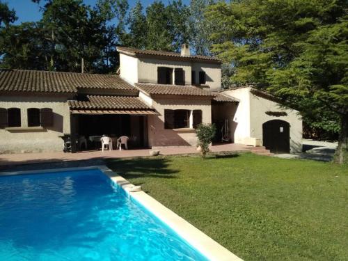 Vedene Villa Sleeps 8 Pool Air Con WiFi : Hebergement proche de Sorgues