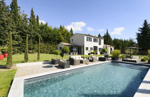 Paradou Villa Sleeps 8 Pool Air Con WiFi : Hebergement proche de Fontvieille