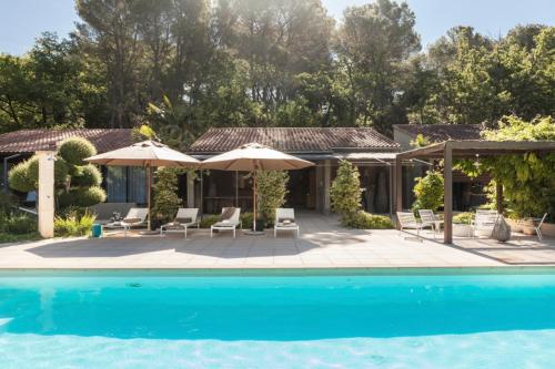 Pernes-les-Fontaines Villa Sleeps 12 Pool Air Con : Hebergement proche de Velleron
