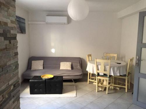Appart T2 33 m2 + garage : Appartement proche de Montredon-des-Corbières