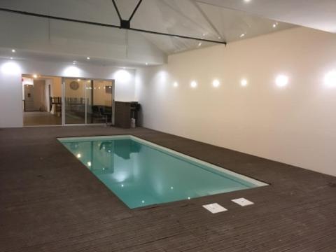 Loft design avec piscine intérieur : Hebergement proche de La Séguinière