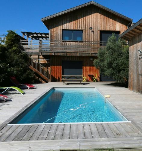 Belle villa avec piscine chauffée, 4 chambres, et jardin : Hebergement proche de La Teste-de-Buch
