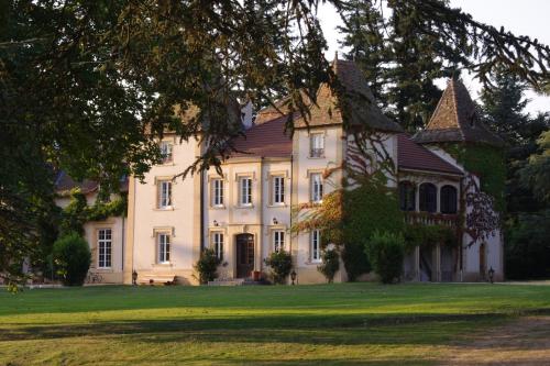 Domaine des Grands Cèdres : Chambres d'hotes/B&B proche de Saint-Haon-le-Châtel