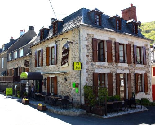 Logis Hôtel Les Coudercous : Hotel proche de Brion