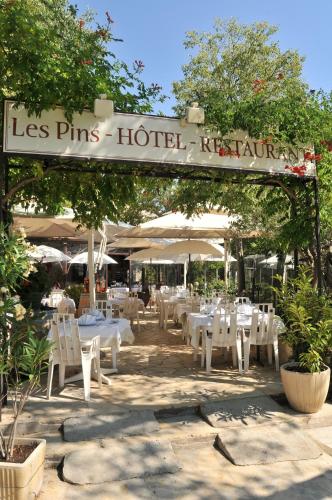 Les Pins restaurant et chambre d'hôtes : Hotel proche de Sillans-la-Cascade