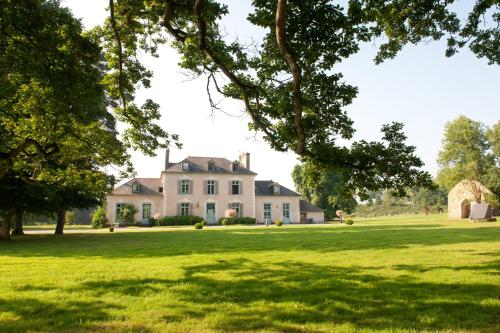 Château Du Pin - Les Collectionneurs : Chambres d'hotes/B&B proche de Maxent