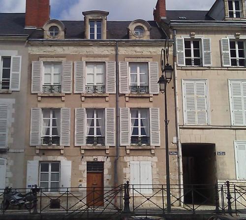 Au 16 Place Saint Louis : Chambres d'hotes/B&B proche de Saint-Denis-sur-Loire