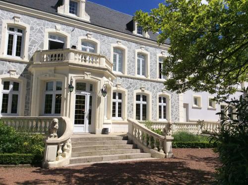 Hostellerie De Le Wast - Château Des Tourelles : Hotel proche de Bournonville