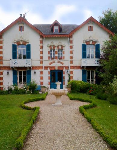 L'Oustal : Chambres d'hotes/B&B proche de Saint-Georges-sur-Moulon