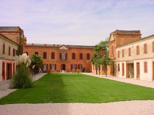 Chambres d'Hôtes du Château de Razengues : Chambres d'hotes/B&B proche de Pradère-les-Bourguets