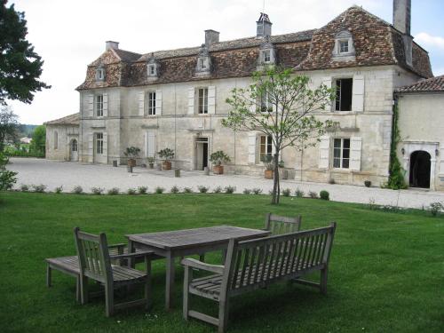 Château Manoir de la Lèche : Chambres d'hotes/B&B proche d'Angoulême