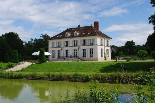 Château de Pommeuse : Chambres d'hotes/B&B proche de Voinsles