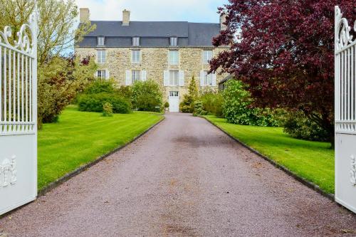 Chateau La Cour : Chambres d'hotes/B&B proche de Le Mesnil-Auzouf