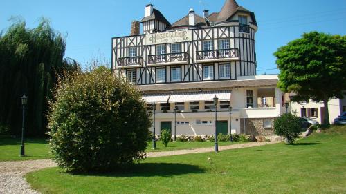 Logis Hostellerie Saint Pierre : Hotel proche de Bacqueville