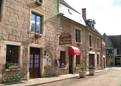 Logis Le Grand Monarque - Donzy : Hotel proche de Bussy-la-Pesle