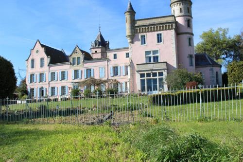 Château de Villeneuve : Chambres d'hotes/B&B proche de Fontiers-Cabardès
