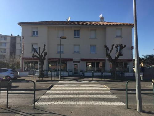 Le Logis Dauphinois : Hotel proche de Saint-Alban-du-Rhône
