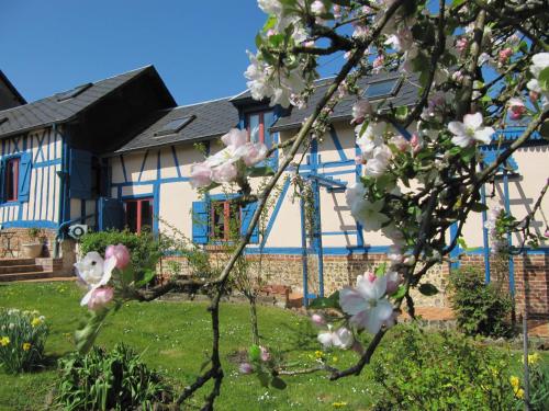 La Roseraie du Prieure : Chambres d'hotes/B&B proche de Rosay-sur-Lieure