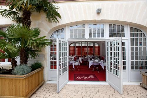 Hôtel Restaurant Le Lion d'Or : Hotel proche de Thaims