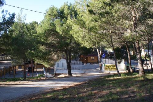 Camping Le Bois De Pins : Hebergement proche de Paziols