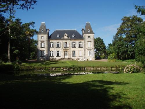 Chateau des poteries : Chambres d'hotes/B&B proche de Saint-Germain-de-Varreville