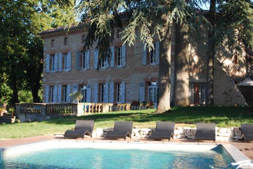 Chambres d'Hôtes Le Jardin Des Cèdres : Hebergement proche de Roquevidal