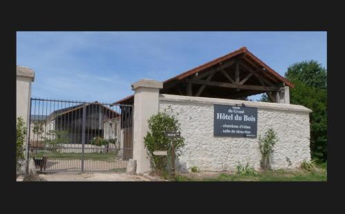 Ferme du Grand Hotel du Bois : Chambres d'hotes/B&B proche de Saint-Cyr-sur-Morin