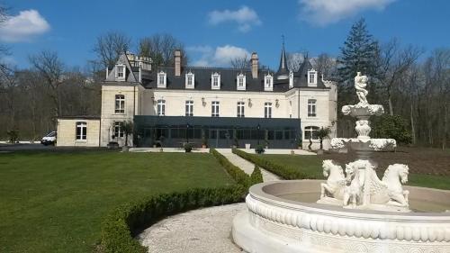 Château De Breuil : Chambres d'hotes/B&B proche de Grandlup-et-Fay