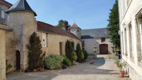 Manoir de L'Echauguette : Chambres d'hotes/B&B proche d'Argenteuil-sur-Armançon