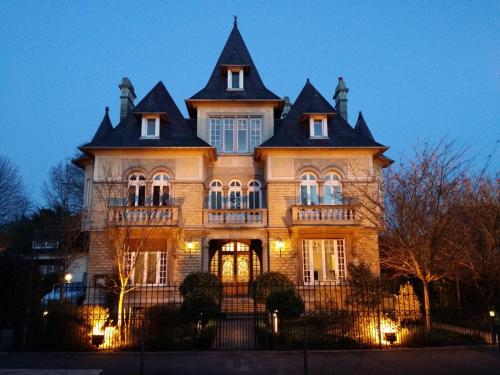 Le Castel Guesthouse : Chambres d'hotes/B&B proche de Monceaux-en-Bessin