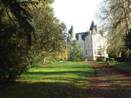 Chateau de l'Oseraie : Hebergement proche de Saint-Laurent-des-Mortiers