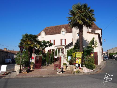 Logis Hostellerie des Ducs : Hotel proche de Puysserampion