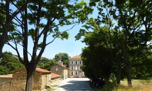 Chateau Chavagnac Gites : Hebergement proche de Plats