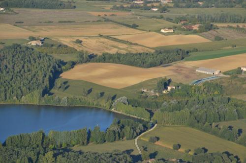 Gite au Lac du Gouyre : Hebergement proche de Saint-Etienne-de-Tulmont