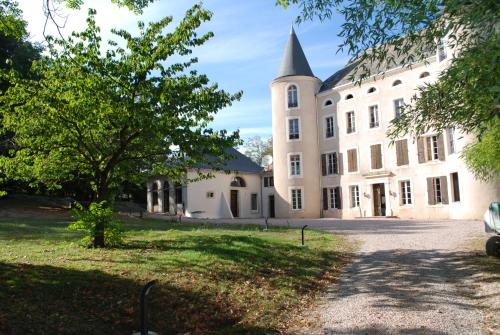 Gîtes Chateau Bel Aspect : Hebergement proche de Mézerville
