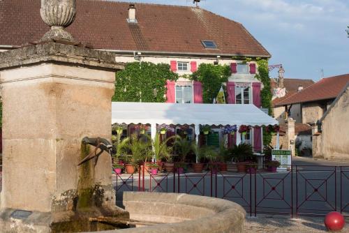 Logis Auberge de la Fontaine : Hotel proche d'Orbigny-au-Val