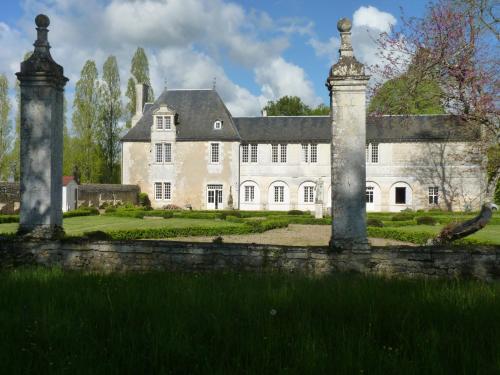 LOGIS du Château du Bois Doucet : Chambres d'hotes/B&B proche de Bonneuil-Matours